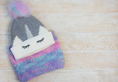 kızlar ve çocuklar için modern görünüş düz yatış, kış şapkası ve yün ipliklerden yapılmış el örgü şal pembe kürk ponponu, çocuklar sonbahar moda kıyafet üst görünümü.