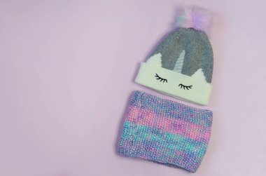 kızlar ve çocuklar için modern görünüş düz yatış, kış şapkası ve yün ipliklerden yapılmış el örgü şal pembe kürk ponponu, çocuklar sonbahar moda kıyafet üst görünümü.