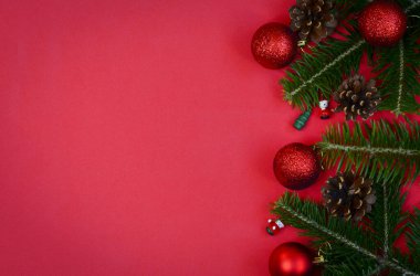 Noel arkaplanı ya da içinde oyuncaklar ve dekorasyonlar olan metinler için fotokopi alanı olan tebrik kartı, xmas ve yeni yıl afişi, tasarım için şenlikli düz yatış.