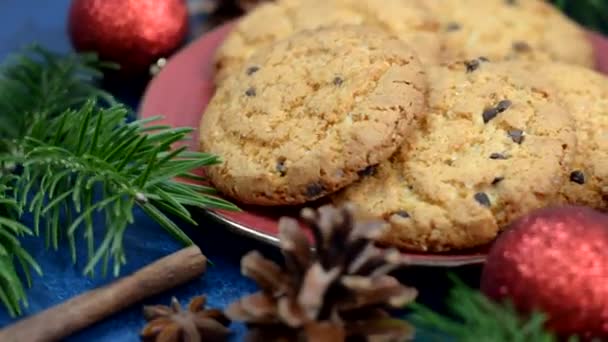 圣诞传统饮料蛋酒鸡尾酒和自制巧克力饼干 一杯新鲜牛奶和桑塔糖果 圣诞前夕的传统 — 图库视频影像