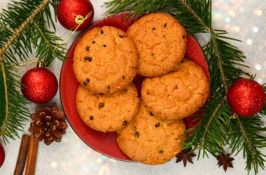 Geleneksel Noel çikolatalı kurabiyeleri Mutlu Noeller arifesinde.