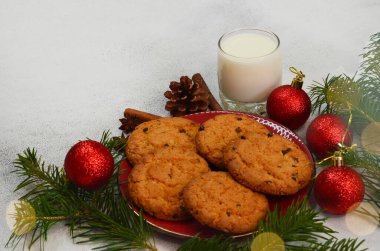 Geleneksel Noel içkisi eggnog kokteyli ve ev yapımı çikolatalı kurabiyeler, Noel Baba için bir bardak taze süt ve şeker, mutlu noel arifesinde gelenek