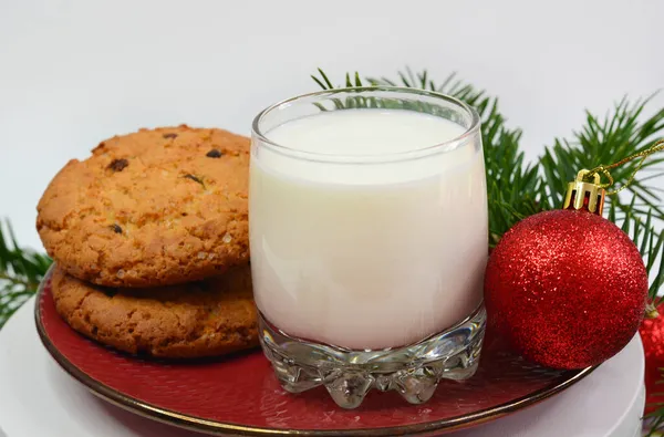 Traditionele Kerstdrank Eierpunch Cocktail Zelfgemaakte Chocoladekoekjes Een Glas Verse Melk — Stockfoto