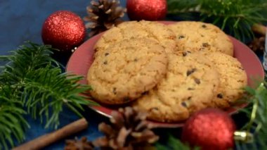Geleneksel Noel içkisi eggnog kokteyli ve ev yapımı çikolatalı kurabiyeler, Noel Baba için bir bardak taze süt ve şeker, mutlu noel arifesinde gelenek.