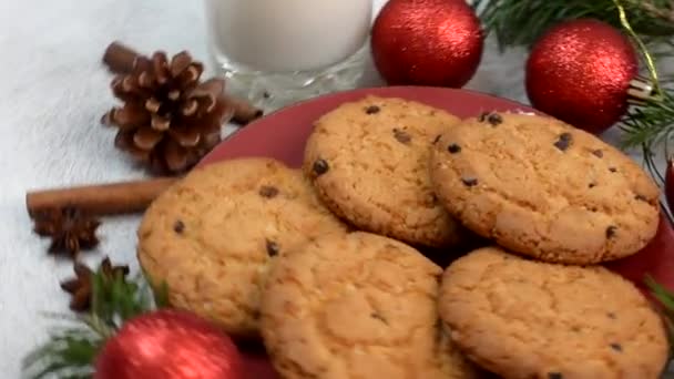 Traditionele Kerstdrank Eierpunch Cocktail Zelfgemaakte Chocoladekoekjes Een Glas Verse Melk — Stockvideo