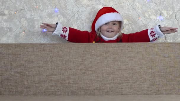 크리스마스 휴일에 집에서 즐거운 시간을 보내고, 크리스마스와 전통에 따라 즐거운 시간을 보내는 코카서스 아이들 — 비디오