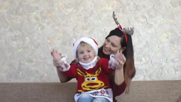Šťastný kavkazské rodiny doma o vánočních svátcích trávit čas spolu, Veselé Vánoce tradice, matka a dítě hrát a bavit se spolu — Stock video