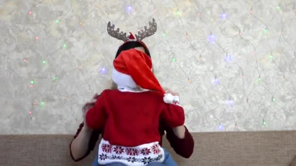 Heureuse famille caucasienne à la maison pendant les vacances de Noël passer du temps ensemble, joyeuse tradition de Noël, mère et enfant jouer et s'amuser ensemble — Video
