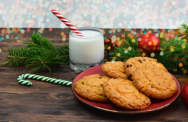 Tradiční vánoční nápoj vaječný koňak a domácí čokoládové sušenky, sklenice čerstvého mléka a sladkostí pro Santu, tradice na veselý Štědrý den — Stock fotografie