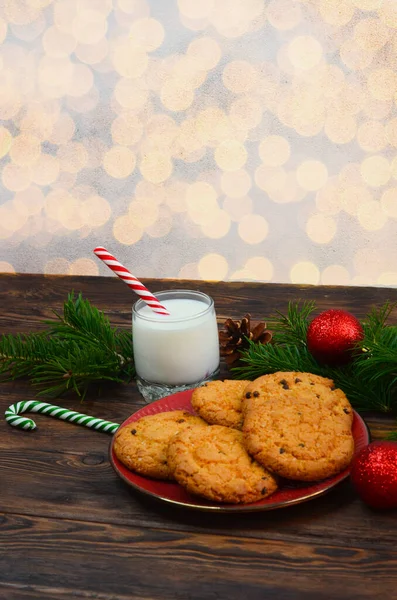 Traditionelles Weihnachtsgetränk Eierlikör-Cocktail und hausgemachte Schokoladenkekse, ein Glas frische Milch und Süßigkeiten für den Weihnachtsmann, Tradition an Heiligabend — Stockfoto