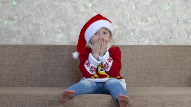 Niño caucásico en vacaciones de Navidad en Navidad divertirse en el interior, feliz Navidad y tradición — Vídeos de Stock