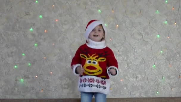 Caucasiano criança no Natal feriados no Natal tempo se divertindo dentro de casa, Feliz Natal e tradição — Vídeo de Stock