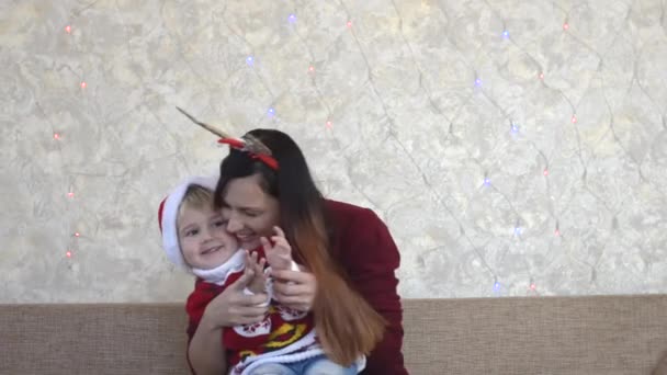 Šťastný kavkazské rodiny doma o vánočních svátcích trávit čas spolu, Veselé Vánoce tradice, matka a dítě hrát a bavit se spolu — Stock video