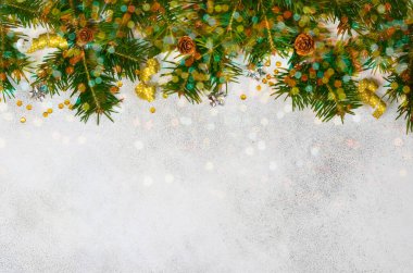 Mutlu noel bayrağı ve metin için fotokopi alanı olan yeni yıl tebrik kartı, altın süslemeli ve konfetili daire, köknar ya da ladin ağacı dalları ve dalları