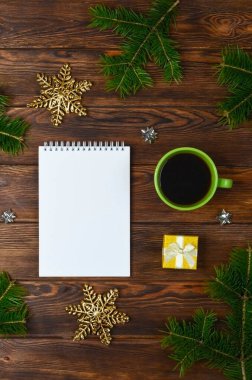 noel ya da yeni yıl dekorasyonu, şablon ve boş kağıt içeren not defteri kopyalama alanı metni, iş modeli, planlar, hedefler ve çözümler için şenlik arka planı