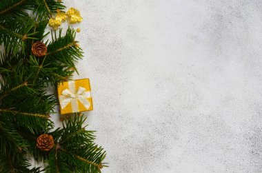 Mutlu noel bayrağı ve metin için fotokopi alanı olan yeni yıl tebrik kartı, altın süslemeli ve hediye kutusu üst manzaralı şenlikli daire, köknar ya da çam ağacı dalları ve dalları.