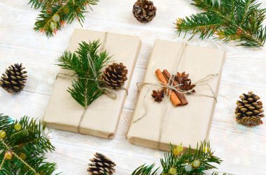 Çevre dostu mutlu noel hediyesi kağıt ambalaj, sıfır atık yeniden kullanılabilir konsept, doğal dekor ve sürdürülebilir yaşam tarzı hiç kimse.