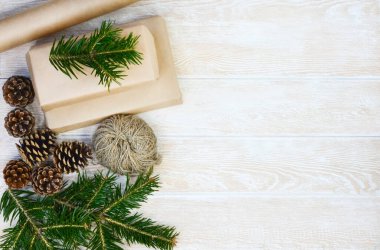 Çevre dostu mutlu noel hediyesi kağıt ambalaj, sıfır atık yeniden kullanılabilir konsept, doğal dekor ve sürdürülebilir yaşam tarzı hiç kimse.