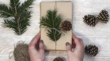 Kağıt ambalajında çevre dostu mutlu noel hediyesi, sıfır atık yeniden kullanılabilir konsept, doğal dekor ve el işi yapmak için sürdürülebilir yaşam tarzı, DIY