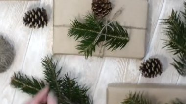 Kağıt ambalajında çevre dostu mutlu noel hediyesi, sıfır atık yeniden kullanılabilir konsept, doğal dekor ve el işi yapmak için sürdürülebilir yaşam tarzı, DIY