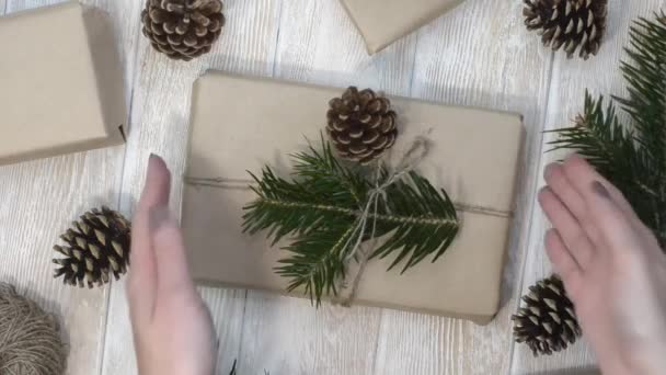 クラフト紙包装で環境に優しいメリークリスマスギフト ゼロ廃棄物再利用可能な概念 自然装飾と手工芸品を作るための持続可能なライフスタイル Diy — ストック動画