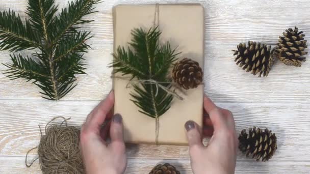 Cadeau Noël Écologique Joyeux Dans Emballage Papier Artisanal Concept Réutilisable — Video
