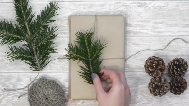 クラフト紙包装で環境に優しいメリークリスマスギフト ゼロ廃棄物再利用可能な概念 自然装飾と手工芸品を作るための持続可能なライフスタイル Diy — ストック動画