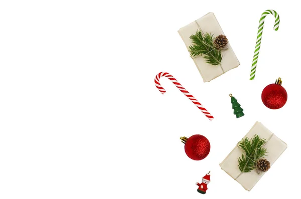 Décorations fond avec espace de copie texte, vacances festives plat laïc avec zéro déchet branches de sapin cadeau et cône, bonbons sucette, petit arbre de Noël en bois et boule rouge brillant — Photo