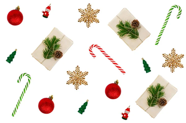 装饰背景图与复印空间文字，节日假期平铺零浪费礼物冷杉树枝和圆锥，棒棒糖，木制小圣诞树和闪亮的红球 — 图库照片