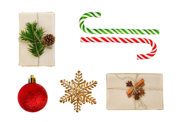 Decorazioni sfondo con testo spazio copia, vacanze festive piatto laici con zero rami di abete regalo e cono, piccolo albero di Natale in legno — Foto Stock