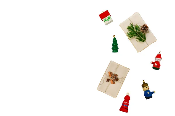 Decorações fundo com texto espaço cópia, feriados festivos flat lay com zero resíduos dom ramos de abeto e cone, madeira pequena árvore de natal — Fotografia de Stock