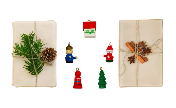 Décorations fond avec espace de copie texte, vacances festives appartement laïc avec zéro déchet branches de sapin cadeau et cône, petit arbre de Noël en bois — Photo