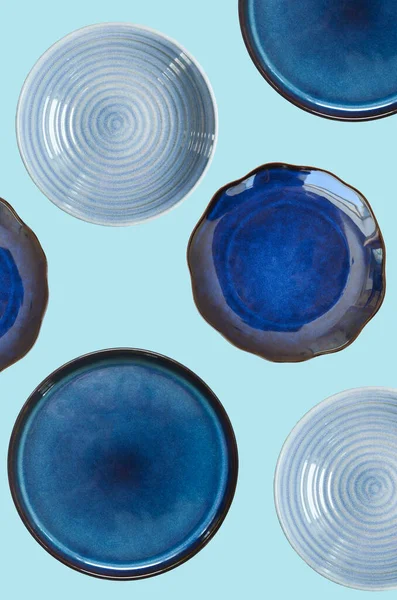 Piatto di ceramica vuoto pulito fatto a mano isolato su sfondo blu, piatti di cibo per ritagliare e progettare, copiare spazio e modellare modello — Foto Stock