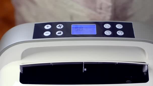 Tecnología moderna deshumidificador de la casa, control de temperatura y clima interior — Vídeo de stock