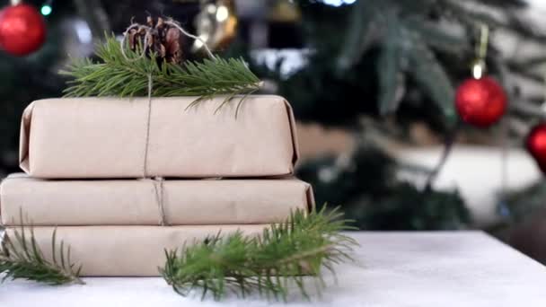 Nul afval kerstcadeau versierd dennenappel en dennenappel tak met ambachtelijk papier, geen plastic vakantie met verlichting slinger kerstboom thuis — Stockvideo