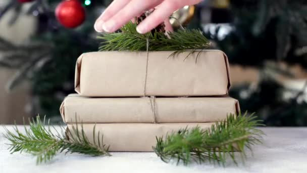 Nul afval kerstcadeau versierd dennenappel en dennenappel tak met ambachtelijk papier, geen plastic vakantie met verlichting slinger kerstboom thuis — Stockvideo