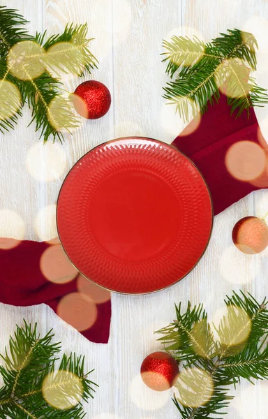Weihnachtsessen Hintergrund Mit Weihnachtskugeln Tannenzweig Leerer Sauberer Keramikteller Und Serviette — Stockfoto
