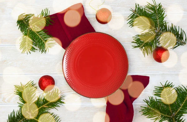 Weihnachtsessen Hintergrund Mit Weihnachtskugeln Tannenzweig Leerer Sauberer Keramikteller Und Serviette — Stockfoto