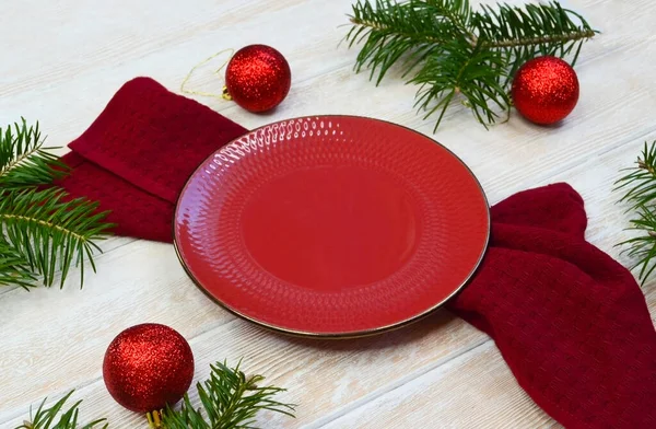Weihnachtsessen Hintergrund Mit Weihnachtskugeln Tannenzweig Leerer Sauberer Keramikteller Und Serviette — Stockfoto