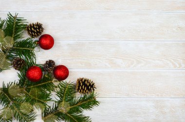 Yazı, bayram selamı ya da şablon için fotokopi alanı, kırmızı Noel topları ve ladin dalı ve koni için noel kartı..