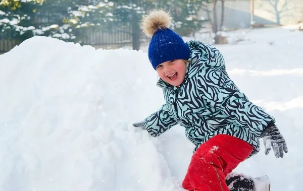 Kaukasisches Kind in Winterkleidung spielt im Freien — Stockfoto