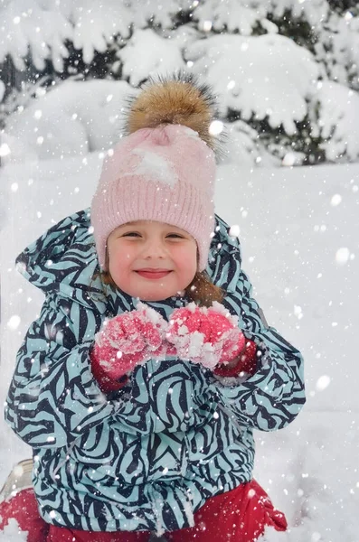 Kavkazské dítě v zimním oblečení hraje venku — Stock fotografie