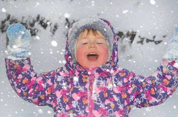 Niño caucásico en ropa de invierno jugando al aire libre —  Fotos de Stock