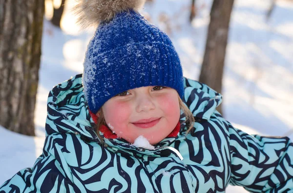 Niño caucásico en ropa de invierno jugando al aire libre —  Fotos de Stock