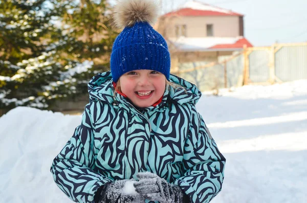 Kavkazské Dítě Zimním Oblečení Hraje Venku — Stock fotografie