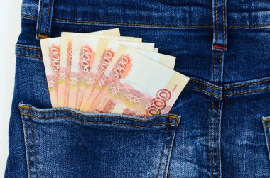 5000 rusya rublesi, kot pantolon cebinde para banknotları, maaş, tasarruf, cep harçlığı, yatırımlar, gelir.