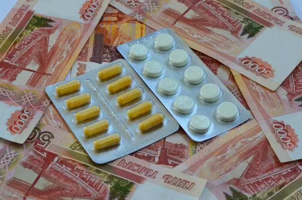 5000 Rublos Russos Dinheiro Com Pílulas Cápsulas Conceito Custo Caro Imagens De Bancos De Imagens