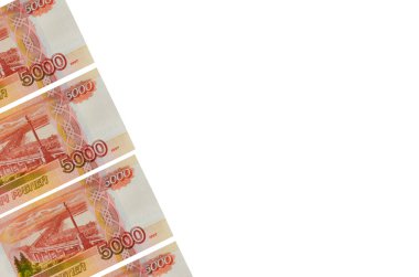 5000 Rus rublesi, para arkaplan üstü görünümü, beyaz arkaplanda izole edilmiş banknotlar, kesme yolu.