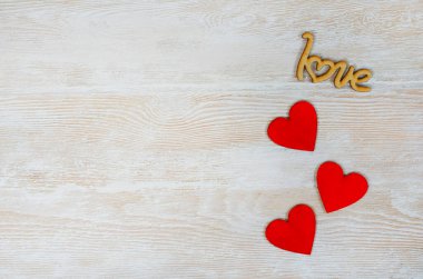 Sevgililer günü tebrik kartı. Kapatın, şenlikli ahşap süslemeler aşkı ve kalbi şekillendirir..