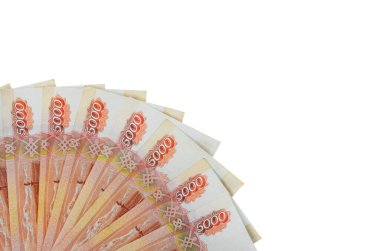 5000 Rus rublesi, para arkaplan üstü görünümü, beyaz arkaplanda izole edilmiş banknotlar, kesme yolu.